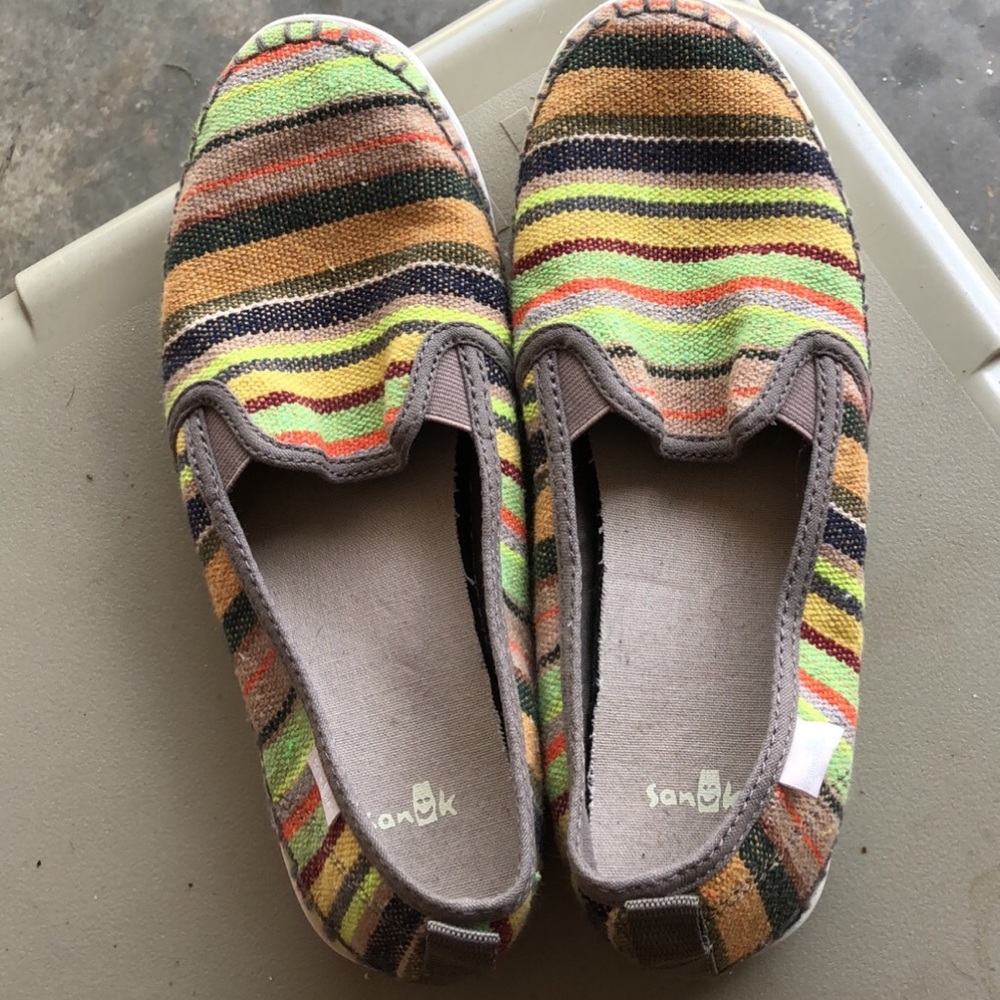 New pair of women’s Sanuk slip on shoes